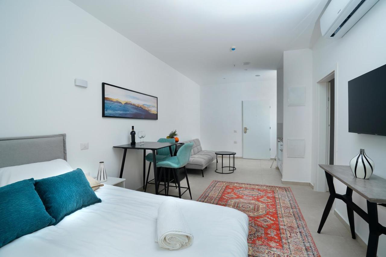 Hi-Yam Seaview Apartments & Suites - יש ממ"ד Bat Yam Exteriör bild