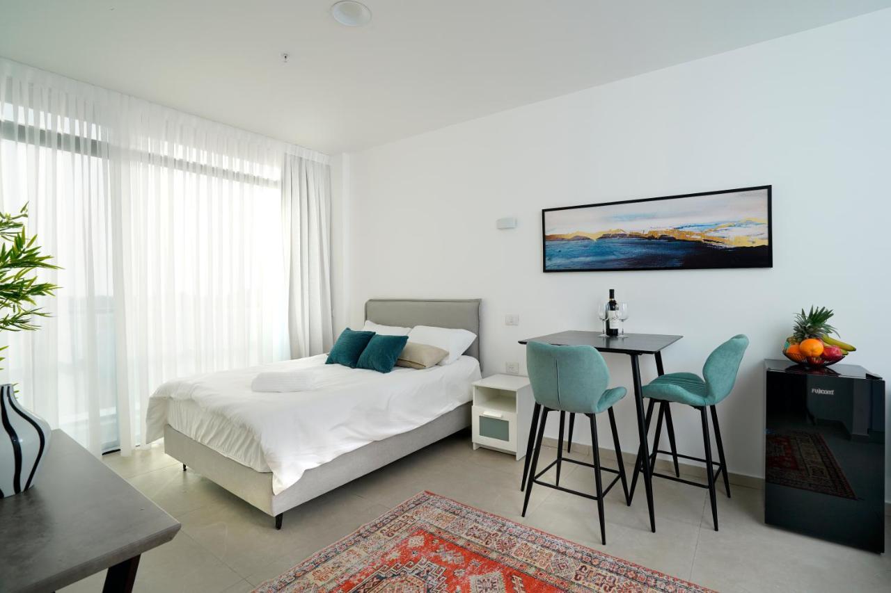 Hi-Yam Seaview Apartments & Suites - יש ממ"ד Bat Yam Exteriör bild