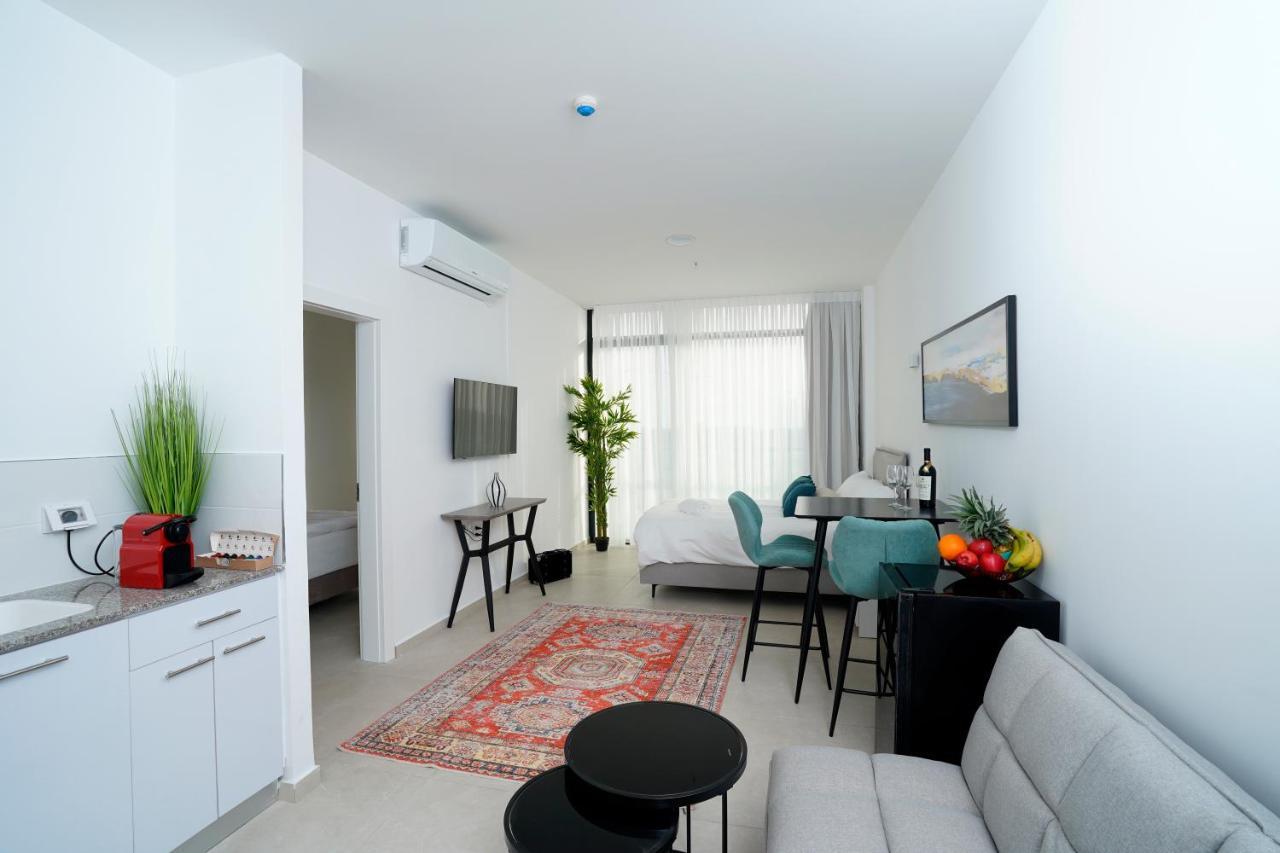 Hi-Yam Seaview Apartments & Suites - יש ממ"ד Bat Yam Exteriör bild