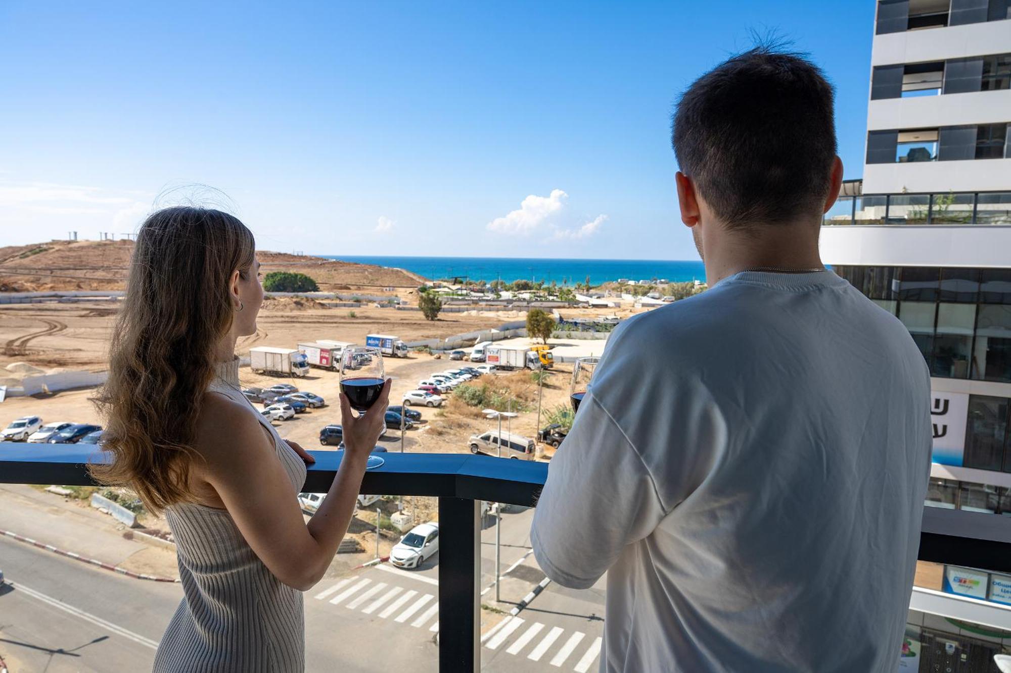 Hi-Yam Seaview Apartments & Suites - יש ממ"ד Bat Yam Exteriör bild