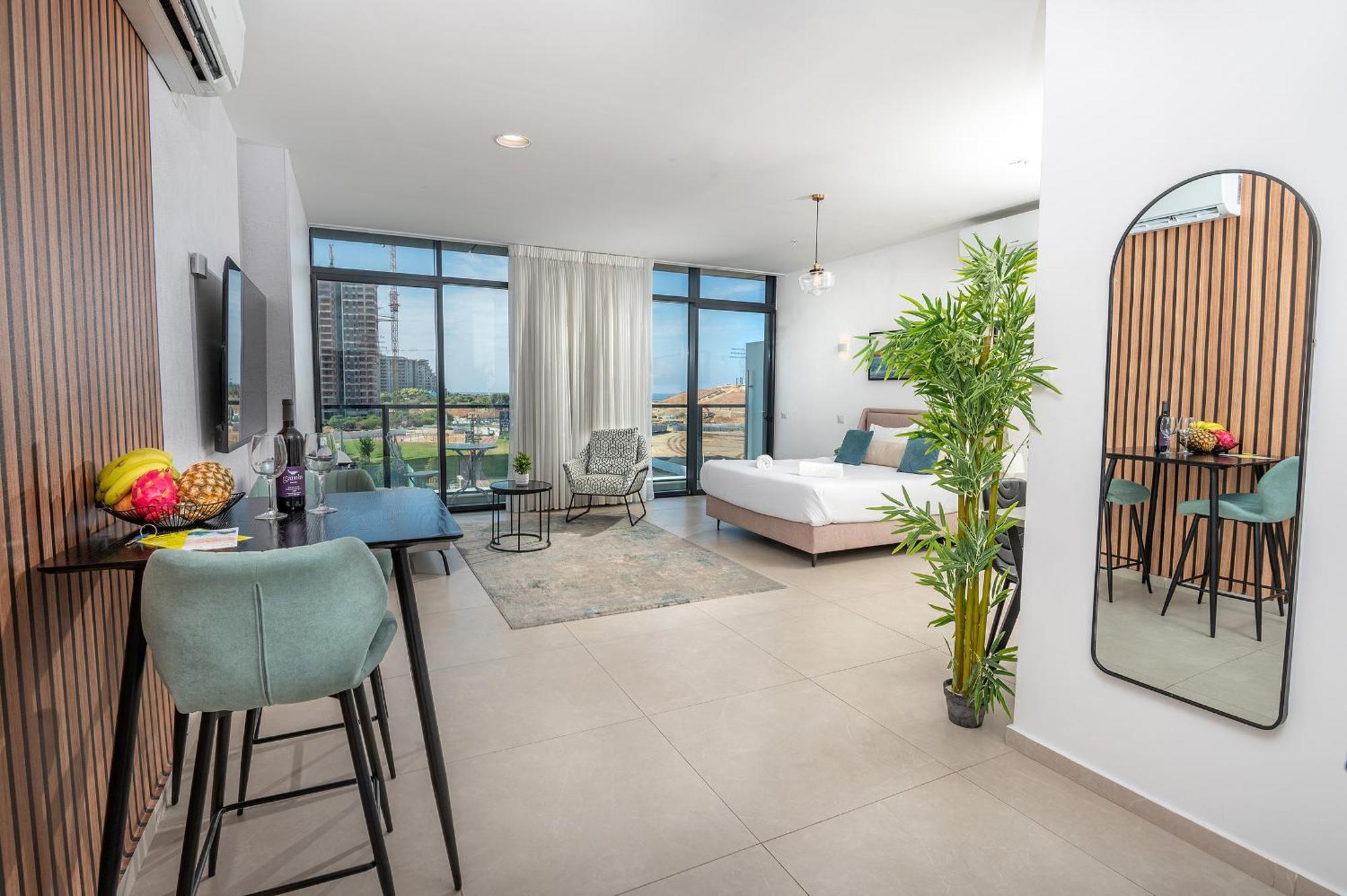 Hi-Yam Seaview Apartments & Suites - יש ממ"ד Bat Yam Exteriör bild