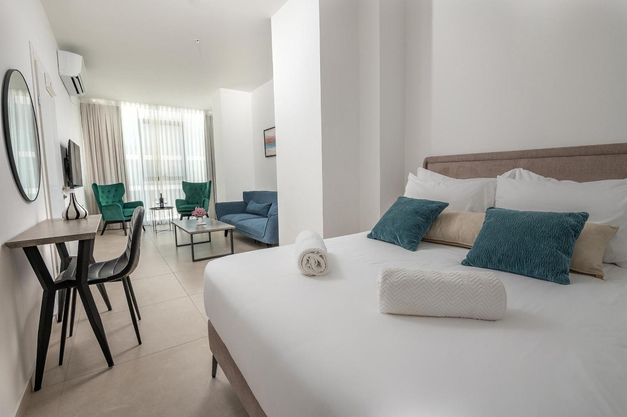 Hi-Yam Seaview Apartments & Suites - יש ממ"ד Bat Yam Exteriör bild