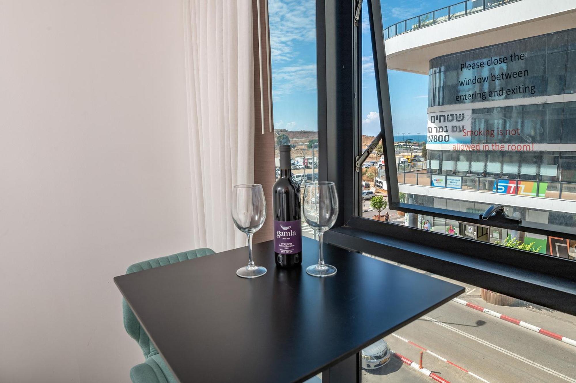 Hi-Yam Seaview Apartments & Suites - יש ממ"ד Bat Yam Rum bild