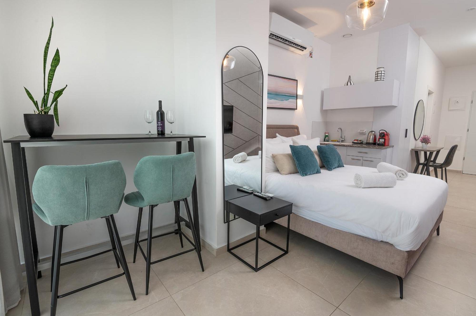 Hi-Yam Seaview Apartments & Suites - יש ממ"ד Bat Yam Rum bild