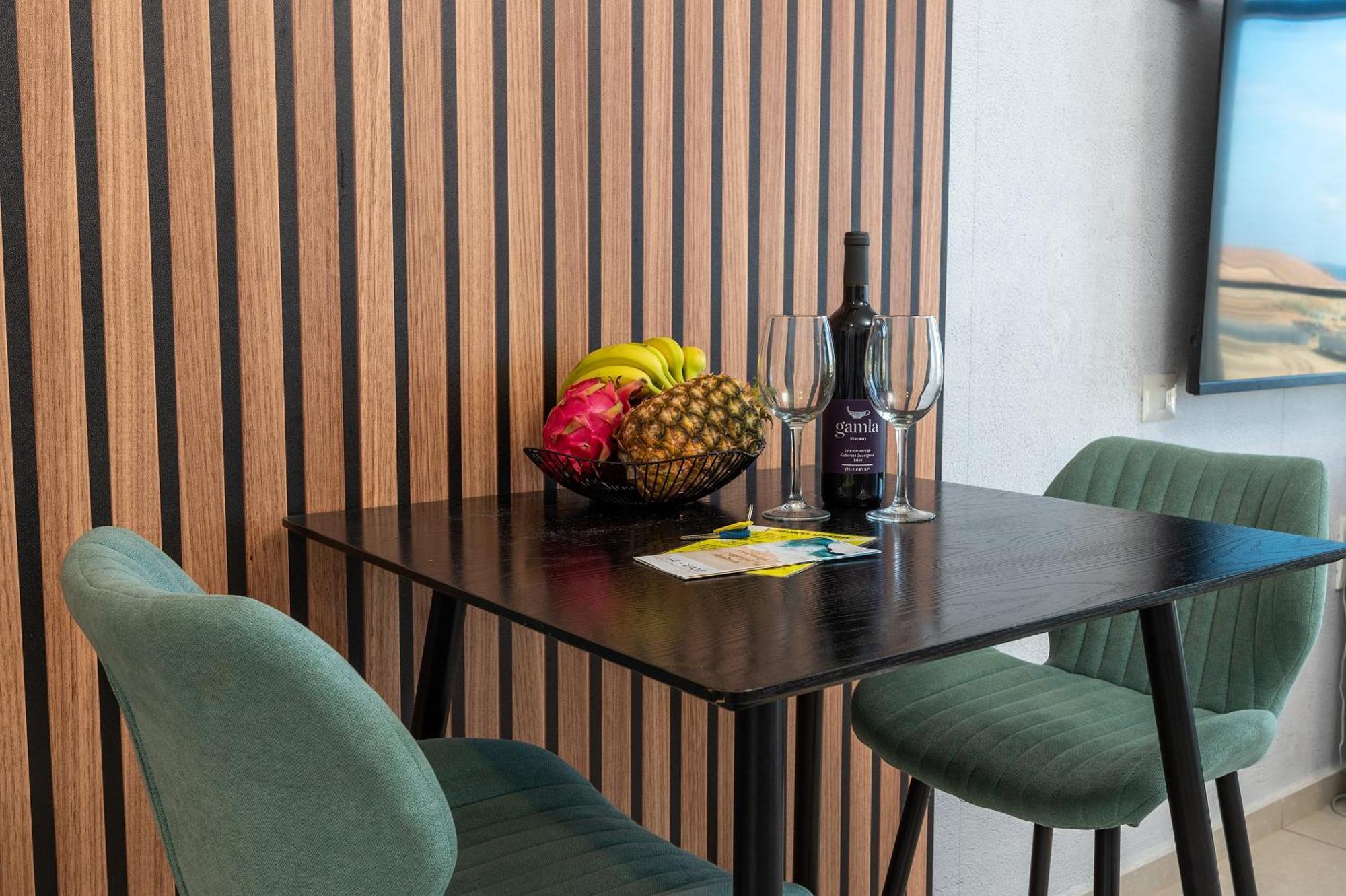 Hi-Yam Seaview Apartments & Suites - יש ממ"ד Bat Yam Rum bild