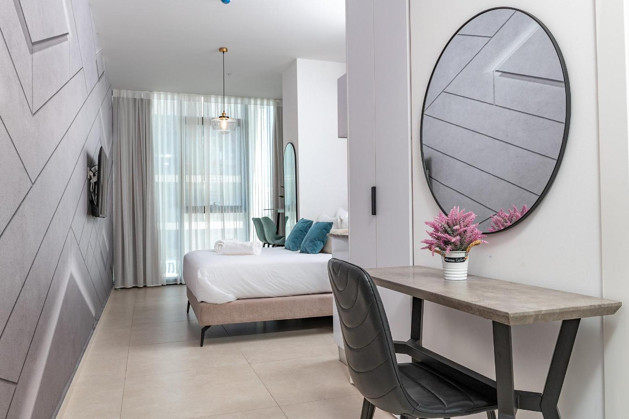 Hi-Yam Seaview Apartments & Suites - יש ממ"ד Bat Yam Rum bild